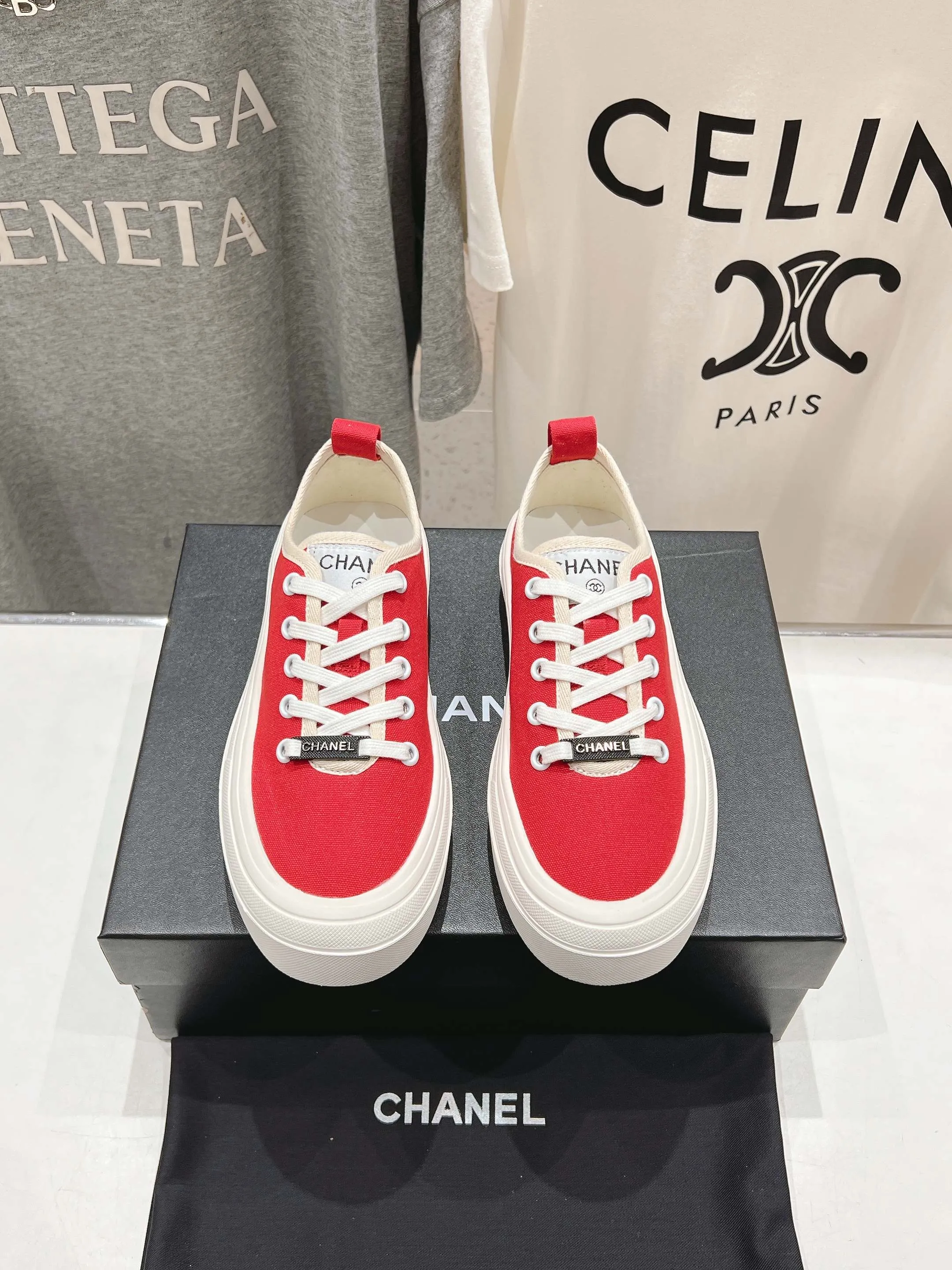👟👟Ex-factory price 400👟👟 Chanel* Xiaoxiang 2025ss latest casual shoes, the currently super popular biscuit shoes. Internet celebrity Xiaohongshu is crazy about hot recommendations. The silly and cute style has a retro flavor! The shape is special and very recognizable. It makes your legs slimmer and longer. It is absolutely powerful. It is also very comfortable to wear. It has good looks. It is comfortable and increases your height. I must recommend it to everyone. The main feature of this year's series is minimalist style. ✔Fabric: original customized canvas. ✔Feet: water-dyed cowhide, comfortable on the feet. ✔Outsole: open-molded high-elastic rubber platform sole. ✔Number: 35-39.